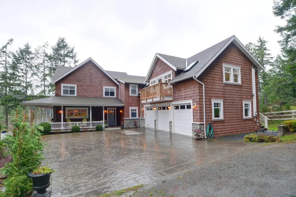 House exterior driveway.jpg