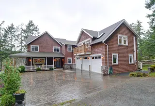 House exterior driveway.jpg